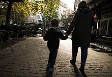 EineFrau h&auml;lt ein Kijd an der Hand - Christin Klose/dpa-tmn