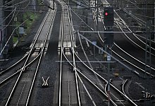 Bahn sperrt wichtige Strecken - Federico Gambarini/dpa