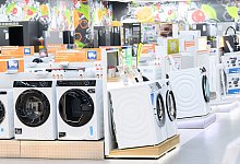Waschmaschinen in einem Elektronikmarkt - Julian Stratenschulte/dpa