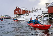 Zwei Personen machen eine winterliche Kajaktour - Espen Mills/Hurtigruten/dpa-tmn