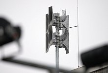 Eine Sirene ist auf einem Haus installiert - Soeren Stache/dpa/Symbolbild