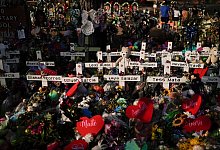 Kreuze mit den Namen der Opfer sowie Blumen, Luftballons und Pl&uuml;schtiere bilden eine Gedenkst&auml;tte zu Ehren der Opfer nach dem Schulmassaker. - Jae C. Hong/AP/dpa