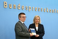 Bundesinnenministerin Nancy Faeser und der Präsident des Bundesamts für Verfassungsschutz, Thomas Haldenwang, stellen den Verfassungsschutzbericht vor. - Wolfgang Kumm/dpa