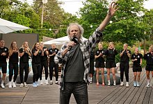 Wolfgang Petry bei den deutschen Fußballerinnen - Yuliia Perekopaiko/DFB/dpa