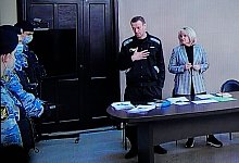 Alexej Nawalny (2.v.r.) ist auf einem Standbild aus einem Video aus dem Gerichtssaal zu sehen. - Alexander Zemlianichenko/AP/dpa