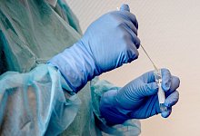 Corona-Test bei der Einreise - Foto: Britta Pedersen/dpa-Zentralbild/dpa-tmn