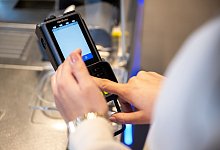 Eine Frau gibt an der Kasse ihren PIN ein - Benjamin Nolte/dpa-tmn