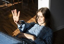 Woman enjoying sunlight indoors with a peaceful expression - picture alliance / Westend61