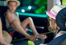 Zwei Kinder sitzen in einem Auto - Karolin Kr&auml;mer/dpa-tmn