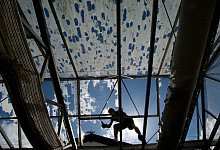 Schäden am Gewächshausdach nach einem Hagelsturm - picture alliance / dpa