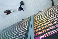 Die Anzeigetafel auf einem Flughafen - Foto: Tobias Hase/dpa-tmn