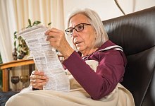 Frau liest Beipackzettel - Christin Klose/dpa-tmn/dpa