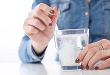 Brausetablette löst sich in einem Glas Wasser auf - Christin Klose/dpa-tmn