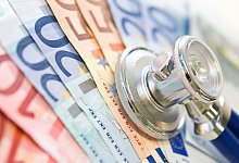 Ein Stethoskop liegt auf Geldscheinen - Franziska Gabbert/dpa-tmn