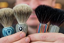 Rasierpinsel mit unterschiedlichen Borsten - Daniel Karmann/dpa/dpa-tmn