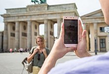 Ein Mann fotografiert eine Frau - Christin Klose/dpa-tmn