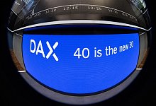 "40 ist das neue 30" steht zum Start des neuen "DAX 40" auf einem Display unterhalb der DAX-Anzeigetafel. - Boris Roessler/dpa
