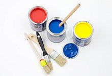 Eine Auswahl an Lackpinseln lund farbigen Lackdosen - Kai Remmers/dpa-tmn