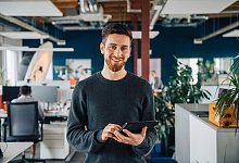 Ein Mann mit Tablet im B&uuml;ro - Zacharie Scheurer/dpa-tmn