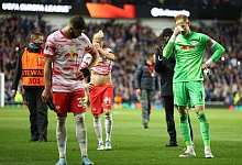 Die Spieler von RB Leipzig stehen nach der Niederlage entt&auml;sucht im Ibrox-Stadion auf dem Spielfeld. - Jan Woitas/dpa