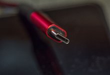Ein Kabel mit USB-C-Anschluss. Handys und zahlreiche andere Elektrogeräte müssen in der EU ab Mitte 2024 eine einheitliche Ladebuchse nach dem USB-C-Standard haben. - Georg Hilgemann/dpa-Zentralbild/dpa