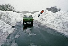 Fahrspur durch Eisberge: Autos wirkten klein im Vergleich zu den Schneemassen von vor 40 Jahren. - J&uuml;rgen Hohendorf