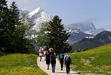 Wandern in den Bergen - Foto: Angelika Warmuth/dpa