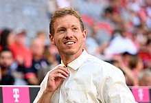Münchens Cheftrainer Julian Nagelsmann steht vor einem Spiel im Stadion. - Sven Hoppe/dpa/Archivbild