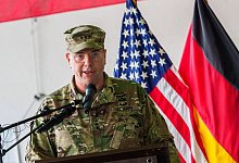 Ben Hodges spricht in Illesheim - Foto: Nicolas Armer/dpa