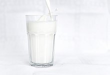Glas mit Milch - Sina Schuldt/dpa