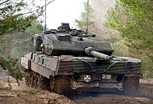 Ein Kampfpanzer vom Typ Leopard 2 A7V vom dem Lehrbataillon 93 der Bundeswehr f&auml;hrt auf einem Truppen&uuml;bungsplatz. - Philipp Schulze/dpa