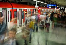 Pendleralltag: Ab Sonntag gilt ein neuer Fahrplan für den Bahnverkehr. Die Auswirkungen auf Pendler sind groß. - dpa