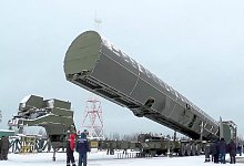 Eine russische ballistische Interkontinentalrakete vom Typ Sarmat. Russland ist das Land mit den meisten Atomsprengköpfen in der Welt. - -/RU-RTR Russian Television/AP/dpa
