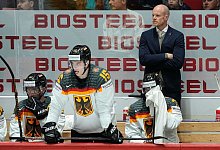 F&uuml;r Bundestrainer Toni S&ouml;derholm (r) und das deutsche Team war im WM-Viertelfinale Schluss. - Martin Meissner/AP/dpa