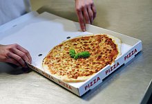 Lieferdienst verpackt eine Pizza in einem Karton - Jens Kalaene/dpa-Zentralbild/dpa-tmn