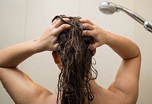 Frau steht unter der Dusche - Christin Klose/dpa-tmn