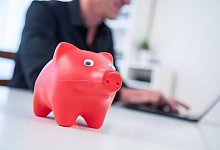 Das Geld verliert auf dem Konto an Wert - Foto: Christin Klose/dpa-tmn