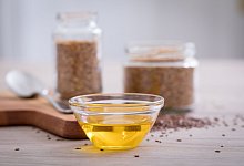 Lein&ouml;l in Glasgef&auml;&szlig; mit Leinsamen - Christin Klose/dpa-tmn