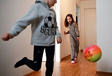 Kinder spielen in einem Flur - Mascha Brichta/dpa-tmn