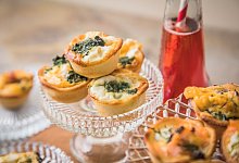 Amuse-Gueules sind auf einer Etagere angerichtet - Christin Klose/dpa-tmn