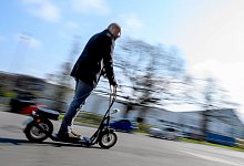 E-Tretroller im Test - Foto: Christophe Gateau/dpa/dpa-tmn