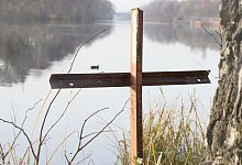 Metallkreuz an Gewässer - Stephanie Pilick/dpa