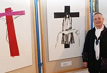 Motive aus der Passion Christi: Regina Piesbergen zeigt in Lage ihre "Neun Kreuzweg-Stationen". - Foto: Schneider