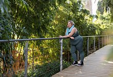 Kurvige Frau lehnt sich nach dem Sport an ein Gel&auml;nder - Aida L&oacute;pez/Westend61/dpa-tmn