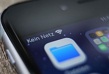 Ein Handy, das keinen Empfang hat - Andrea Warnecke/dpa-tmn
