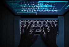 H&auml;nde und Computer - Foto: Silas Stein/dpa