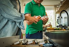 Eine Familie kocht gemeinsam - Christin Klose/dpa-tmn