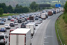 Ferien und Feiertag - Staus angesagt - Pia Bayer/dpa