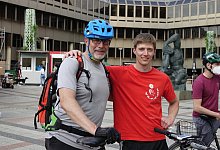 Fritz und sein Sohn Frederic radelten aus Bad Rothenfelde zur Kundgebung am Rathaus - Peter Unger