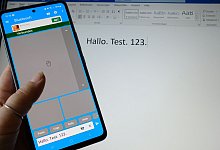 Die Bluetouch-App ist auf einem Smartphone installiert - Laura Ludwig/dpa-tmn